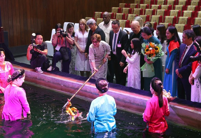 Au Théâtre des marionnettes sur l’eau de Thang Long, la première dame cubaine et sa délégation ont découvert un art séculaire issu de la civilisation rizicole vietnamienne. Photo : VNA Au Théâtre des marionnettes sur l’eau de Thang Long, la première dame cubaine et sa délégation ont découvert un art séculaire issu de la civilisation rizicole vietnamienne. Photo : VNA