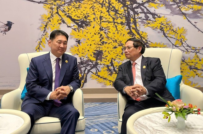 Lors de la rencontre entre le Premier ministre vietnamien Pham Minh Chinh (à droite) et le président mongol Ukhnaagiin Khurelsukh. Photo : VNA. Lors de la rencontre entre le Premier ministre vietnamien Pham Minh Chinh (à droite) et le président mongol Ukhnaagiin Khurelsukh. Photo : VNA.