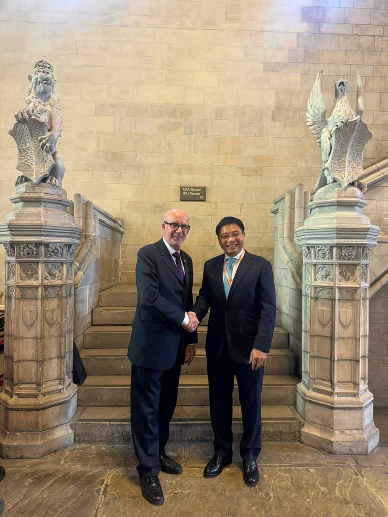 Le ministre vietnamien des Finances, Nguyen Van Thang (à droite), et l’Envoyé spécial pour le commerce du Premier ministre britannique, le député Matt Western. Photo : BTC. e.jpg