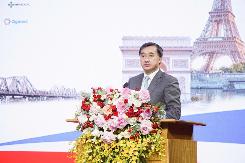 Le professeur Tran Van Thuan, vice-ministre de la Santé et président du Conseil national de médecine s'exprime lors de la conférence. Photo: Minh Hanh/NDEL thuan.jpg