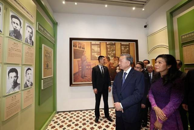 Le secrétaire général, président de la République Tô Lâm et son épouse ont visité le site historique du siège de l’Association des Jeunes Révolutionnaires Vietnamiens dans la ville de Canton, province du Guangdong, lors de leur visite d’État en Chine en août 2024. Photo : baoquocte.vn 2jpg.jpg
