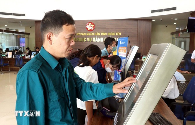 Les gens viennent effectuer des démarches administratives au Centre des services de l'administration publique et du contrôle des procédures administratives de la province de Hung Yên. Photo: VNA Les gens viennent effectuer des démarches administratives au Centre des services de l'administration publique et du contrôle des procédures administratives de la province de Hung Yên. Photo: VNA