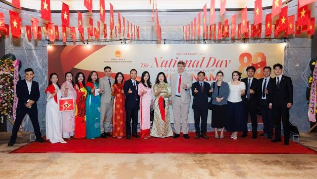 doan-cong-tac-hiep-hoi-vkbia-va-cac-dai-dien-cong-dong-kieu-bao-tham-gia-chuong-trinh-le-ky-niem-quoc-khanh-viet-nam-tai-busan-1.jpg