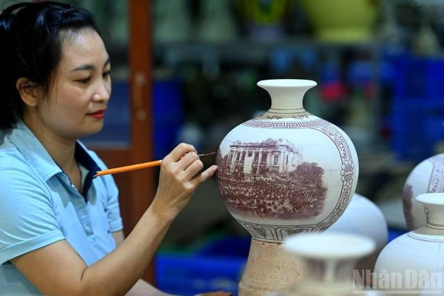 Application des motifs sur la céramique. Photo : nhandan.vn 5-27.jpg