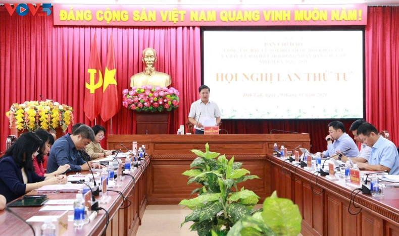 Luong Nguyên Minh Triêt, secrétaire du Comité du Parti de Dak Lak, préside une réunion consacrée aux préparatifs du scrutin. Photo : Hương Lý/VOV.