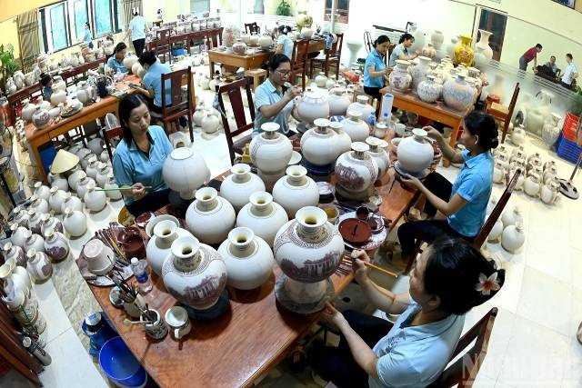 Les artisans et ouvriers de la Société par actions de céramique Chu Dau font des heures supplémentaires pour produire ces pièces uniques, porteuses d’une signification historique. Photo : nhandan.vn 7-23.jpg