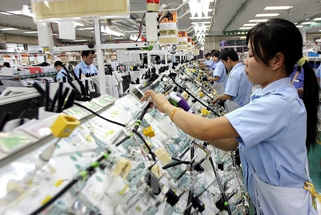 La société Sumi-Hanel Wiring Systems, située dans le parc industriel de Sai Dong B (Hanoï), est spécialisée dans l'assemblage de systèmes de câblage électrique pour automobiles destinés au marché américain. Photo : VNA. La société Sumi-Hanel Wiring Systems, située dans le parc industriel de Sai Dong B (Hanoï), est spécialisée dans l'assemblage de systèmes de câblage électrique pour automobiles destinés au marché américain. Photo : VNA.