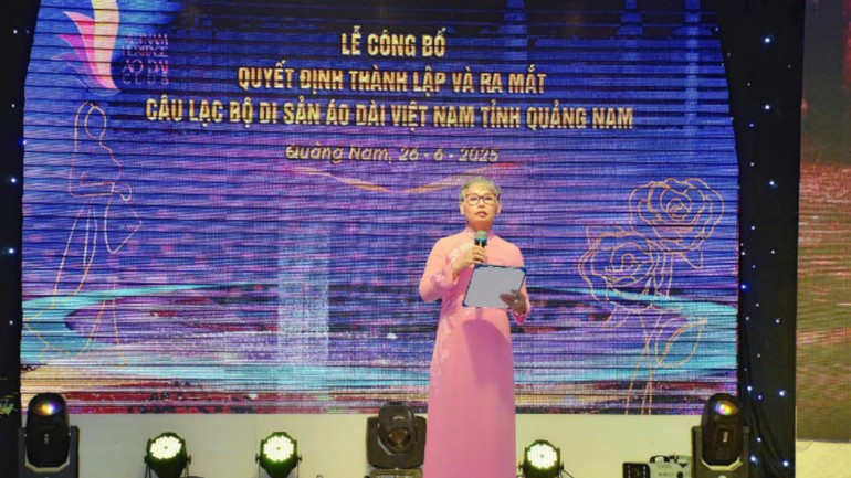 La vice-présidente du Club du patrimoine de l'ao dai du Vietnam, Khuc Thi Dau, a annoncé la décision de création du Club. Photo: nhandan.vn 3-1-6092.jpg