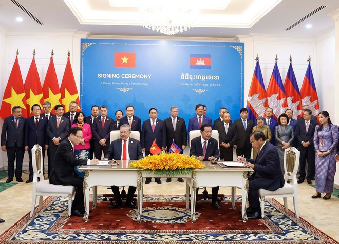 Signature d'un accord de coopération pour la période 2026-2030 entre le Comité du Parti du ministère vietnamien des Affaires étrangères et la Commission des relations extérieures du Comité central du PPC. Photo: VNA