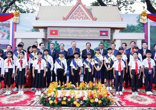 Le secrétaire général du PCV, To Lam, et le président du Sénat cambodgien, Hun Sen à la cérémonie de pose de la première pierre de l'École d'amitié Cambodge-Vietnam. Photo: VNA
