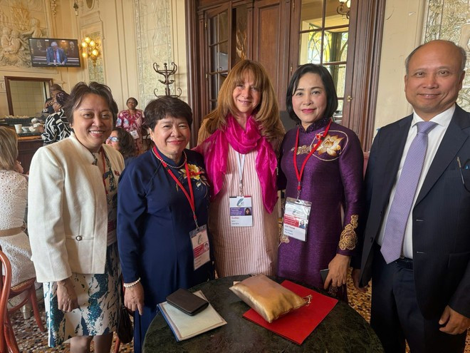 La vice-présidente de l'Assemblée nationale du Vietnam, Nguyen Thi Thanh (2e, droite), rencontre la présidente de l'Assemblée nationale du Québec et première vice-présidente de l'APF, Nathalie Roy (au milieu). Photo: VNA La vice-présidente de l'Assemblée nationale du Vietnam, Nguyen Thi Thanh (2e, droite), rencontre la présidente de l'Assemblée nationale du Québec et première vice-présidente de l'APF, Nathalie Roy (au milieu). Photo: VNA