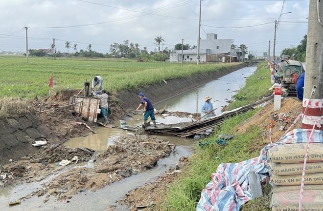 Des ouvriers s’emploient à réparer les sections endommagées du canal Chinh Nam à la suite des pluies et des inondations. Photo: VNA