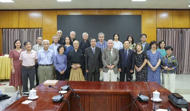 Les délégués posent pour une photo souvenir. Photo : thoidai.com.vn 2-2025-10-23t114547162.jpg