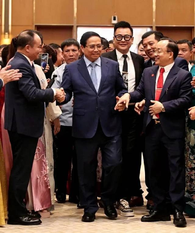 Le Premier ministre Pham Minh Chinh a pris une photo souvenir avec les entrepreneurs. Photo: baoquocte.vn 3-74.jpg