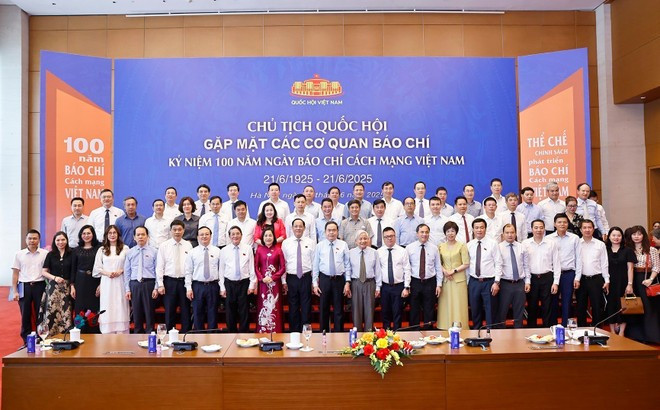 Le président de l’Assemblée nationale, Trân Thanh Mân pose avec les responsables des organes de presse, à Hanoi, le 15 juin 2025. Photo: VNA Le président de l’Assemblée nationale, Trân Thanh Mân pose avec les responsables des organes de presse, à Hanoi, le 15 juin 2025. Photo: VNA