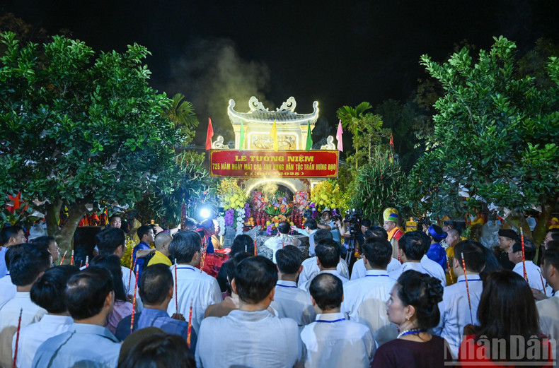 Les délégués procèdent à l’offrande d’encens au temple de Kiep Bac. Photo: nhandan.vn 9.jpg