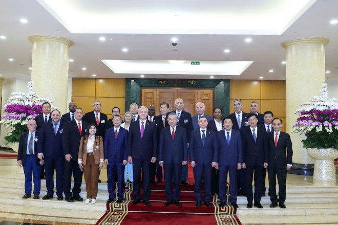 Le secrétaire général du Parti communiste du Vietnam Tô Lâm, a reçu, le 1er septembre à Hanoï, une délégation de dirigeants et représentants de Partis politiques venus d’Asie, d’Europe, d’Amérique et d’Afrique venus pour la Fête nationale. Photo : VNA Le secrétaire général du Parti communiste du Vietnam Tô Lâm, a reçu, le 1er septembre à Hanoï, une délégation de dirigeants et représentants de Partis politiques venus d’Asie, d’Europe, d’Amérique et d’Afrique venus pour la Fête nationale. Photo : VNA