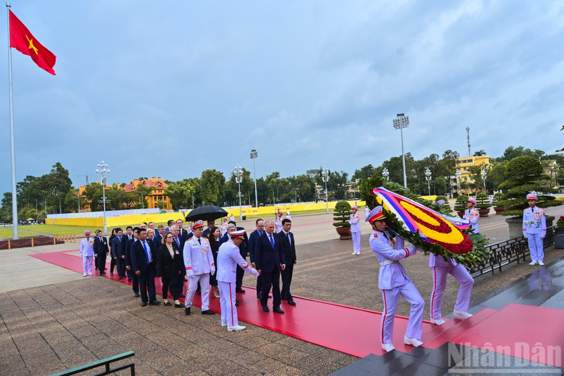 Dans une atmosphère empreinte de solennité, le président de la Douma d’État russe, Viatcheslav Volodine, et les membres de la délégation ont avancé lentement sur l’esplanade de la place Ba Dinh, face au Mausolée du président Ho Chi Minh. Photo: nhandan.vn 5.jpg