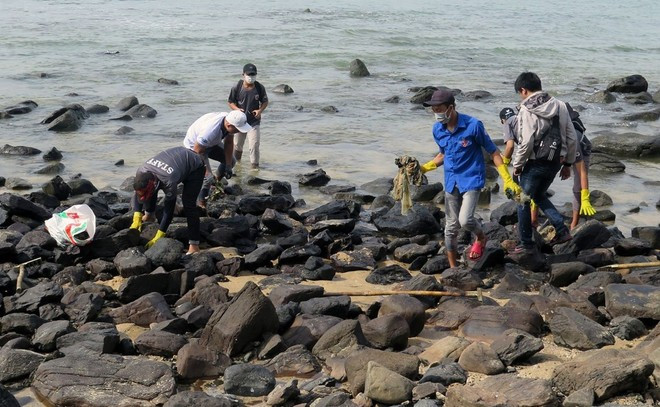 Des habitants de la province de Phu Yên participent au nettoyage de la plage de Hon Yên. Photo : VNA. Des habitants de la province de Phu Yên participent au nettoyage de la plage de Hon Yên. Photo : VNA.
