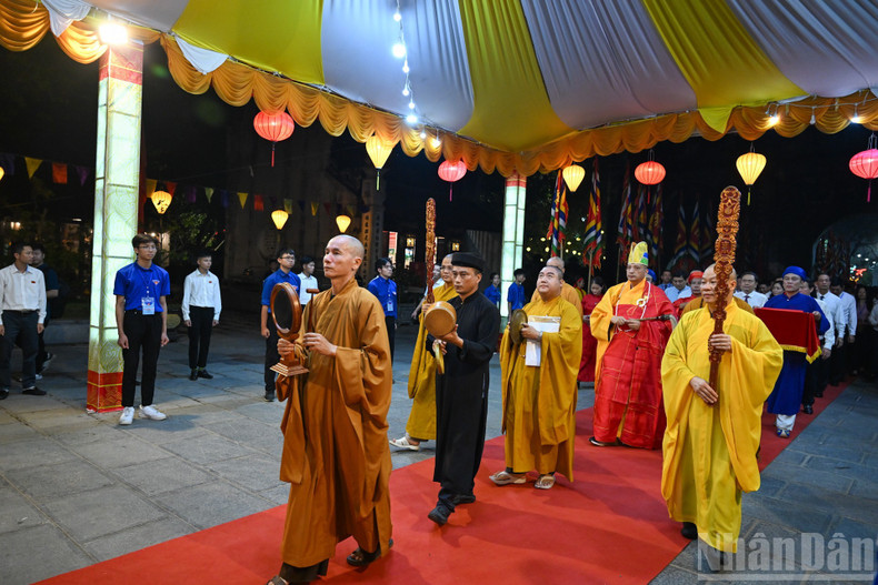 La cérémonie de lecture de l’oraison dédiée au Saint Tran (Duc Thanh Tran). Photo: nhandan.vn 7.jpg
