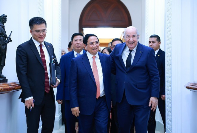 Le Premier ministre Pham Minh Chinh (à gauche) et le président algérien Abdelmadjid Tebboune. Photo : VNA.