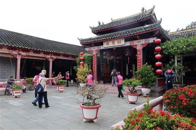 Des visiteurs à Hoi An. Photo: VNA