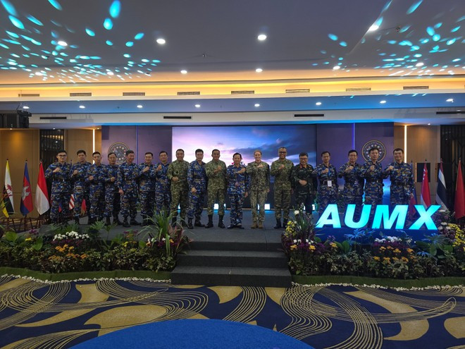 La délégation vietnamienne pose pour une photo souvenir avec des représentants de l&apos;Indonésie et des États-Unis lors de l&apos;événement. Photo : VNA.