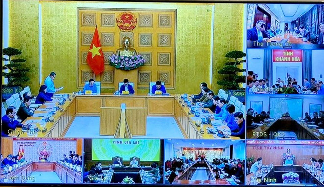 Le Premier ministre a convoqué cette réunion afin de mettre à jour la situation, ainsi que la mise en œuvre des tâches et solutions de prévention et de réponse, conformément aux instructions du Bureau politique, du gouvernement et du Premier ministre. Photo: VNA