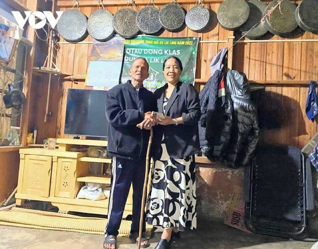 L’artiste Ka Sa Ha Sang souligne que le chieng Bor porte un sens profond : il ne doit y avoir ni division ni exclusion, mais au contraire solidarité et entraide, depuis la cellule familiale jusqu’à la communauté, et de là à la nation. Photo : VOV. 3-66.jpg