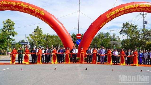 Inauguration du couple de postes frontaliers internationaux routier et fluvial Thuong Phuoc - Kaoh RoKa. Photo: nhandan.vn 2-91.jpg