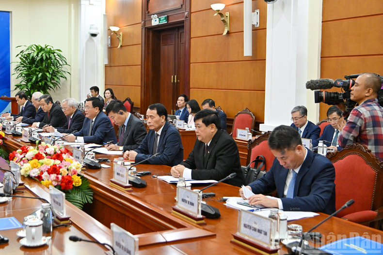 Nguyen Xuan Thang, chef de la délégation du Parti communiste du Vietnam, prend la parole lors du dialogue. Photo: nhandan.vn 6.jpg