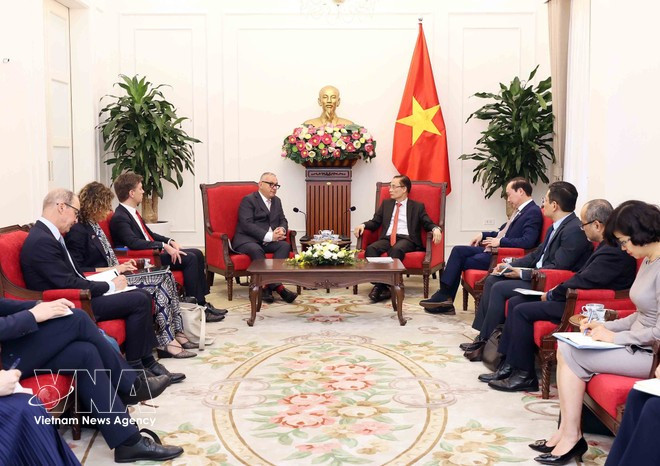 Le ministre des Affaires étrangères Le Hoai Trung (droite) a eu, le 24 mars à Hanoï, un entretien avec le commissaire européen aux Partenariats internationaux Jozef Síkela. Photo : VNA