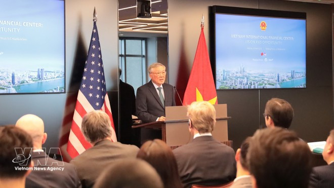 Le vice-Premier ministre permanent Nguyen Hoa Binh au Forum de promotion des investissements dans le Centre financier international au Vietnam. Photo : VNA