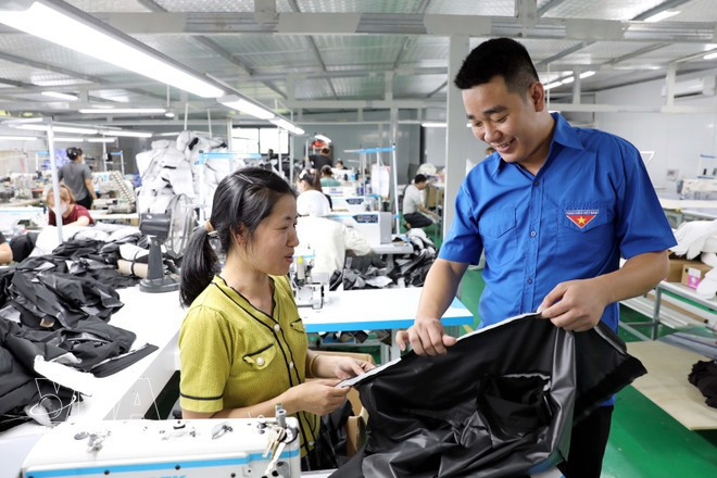 En 2024, Tran Dinh Truong, du quartier de My Hao (Hung Yen), a investi près de 7 milliards de dôngs pour ouvrir un atelier de confection, qui emploie aujourd’hui de manière stable environ 150 travailleurs. Photo : VNA.