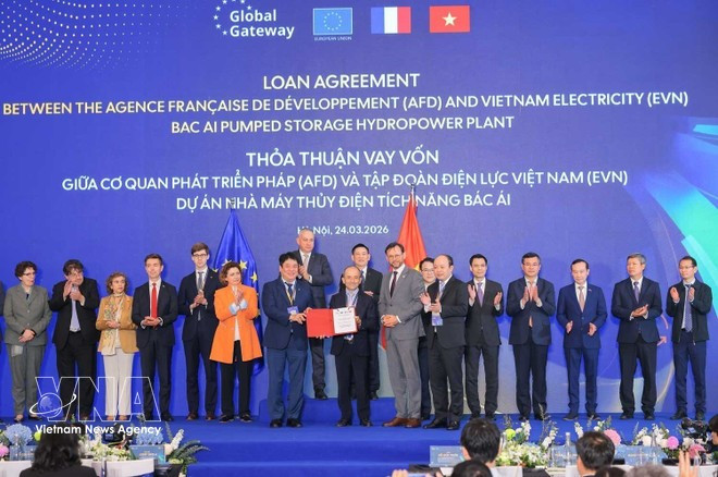 Le vice-Premier ministre Ho Duc Phoc et le commissaire européen Jozef Sikela assistent à la signature d'un accord de prêt entre l'Agence française de développement (AFD) et le groupe électrique vietnamien EVN pour le projet de centrale hydroélectrique à accumulation par pompage de Bac Ai. Photo : VNA