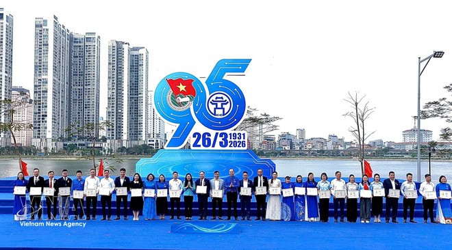 Remise de certificats de mérite à des cadres de l’Union de la jeunesse exemplaires de la capitale. Photo : VNA.