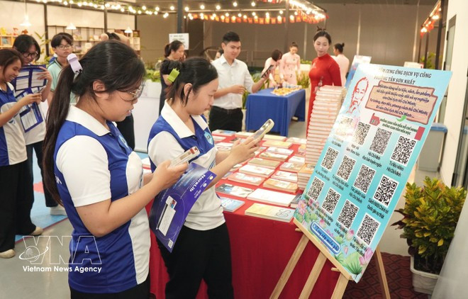 Des étudiants expérimentent une bibliothèque numérique intelligente dans le quartier de Tan Son Nhat, à Ho Chi Minh-Ville. Photo : VNA