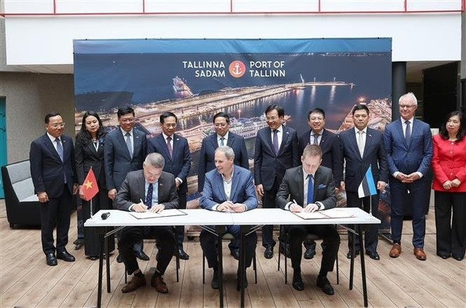 Signature du protocole d'entente entre la VIMC et le port de Tallinn. Photo: VNA Signature du protocole d'entente entre la VIMC et le port de Tallinn. Photo: VNA