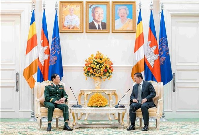 Le chef d'état-major général de l'Armée populaire du Vietnam Nguyên Tân Cuong (gauche) et le Premier ministre Hun Manet. Photo : VNA. Le chef d'état-major général de l'Armée populaire du Vietnam Nguyên Tân Cuong (gauche) et le Premier ministre Hun Manet. Photo : VNA.