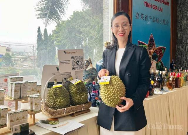 Tran Lam Phuong Tam, représentante de la société à responsabilité limitée d’import-export Avocat Américain Hoàng Gia, avec les produits de durian de l’entreprise lors de la conférence de promotion des exportations vers le marché chinois de la province de Gia Lai en 2025. Photo : congthuong.vn 3-69.jpg