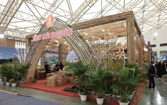 Stand de Thai Nguyen, localité célèbre pour ses produits à base de thé. Photo : VNA Stand de Thai Nguyen, localité célèbre pour ses produits à base de thé. Photo : VNA