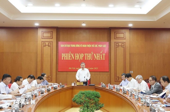 Le secrétaire général du Parti Tô Lâm préside la réunion du comité central de pilotage pour le perfectionnement des institutions et des lois, à Hanoi, le 5 juin. Photo : VNA. Le secrétaire général du Parti Tô Lâm préside la réunion du comité central de pilotage pour le perfectionnement des institutions et des lois, à Hanoi, le 5 juin. Photo : VNA.