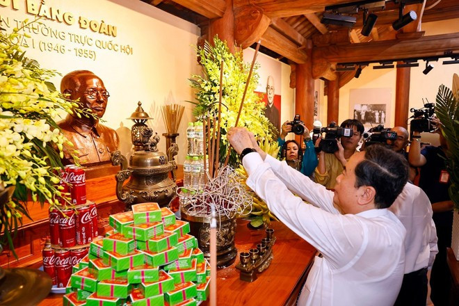 Le président de l’Assemblée nationale, Trân Thanh Mân, allume des bâtonnets d'encens en hommage de Bui Bang Doan. Photo : VNA. Le président de l’Assemblée nationale, Trân Thanh Mân, allume des bâtonnets d'encens en hommage de Bui Bang Doan. Photo : VNA.