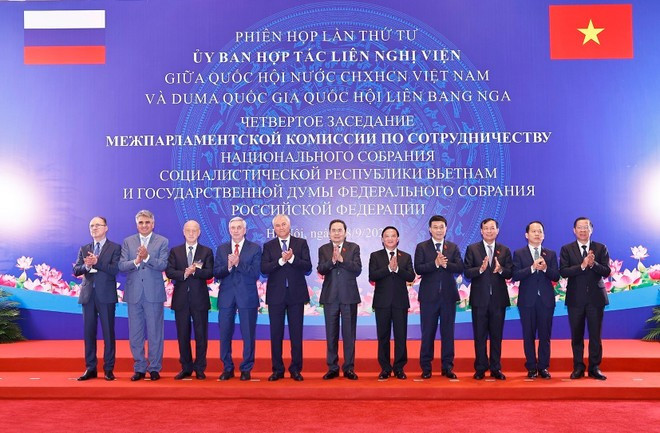 Le président de l’Assemblée nationale (AN) du Vietnam, Trân Thanh Mân, le président de la Douma d’État de Russie, Viatcheslav Volodine, et des délégués lors de la 4ᵉ réunion du Comité de coopération interparlementaire entre l’AN vietnamienne et la Douma d’État russe. Photo : VNA Le président de l’Assemblée nationale (AN) du Vietnam, Trân Thanh Mân, le président de la Douma d’État de Russie, Viatcheslav Volodine, et des délégués lors de la 4ᵉ réunion du Comité de coopération interparlementaire entre l’AN vietnamienne et la Douma d’État russe. Photo : VNA