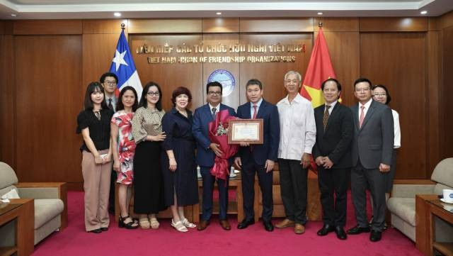Le président Phan Anh Son, l’ambassadeur Sergio Narea Guzmán, ainsi que des représentants de l’Association d’amitié et de coopération Vietnam-Chili, du Département des Amériques et de l’ambassade du Chili au Vietnam posent pour une photo souvenir. Photo: thoidai.com.vn 2-65.jpg