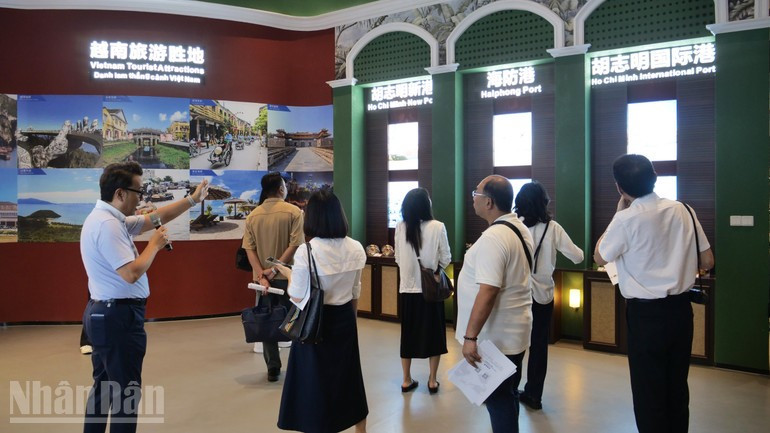 Les visiteurs découvrent des informations liées au Vietnam. Photo: nhandan.vn image-22.jpg