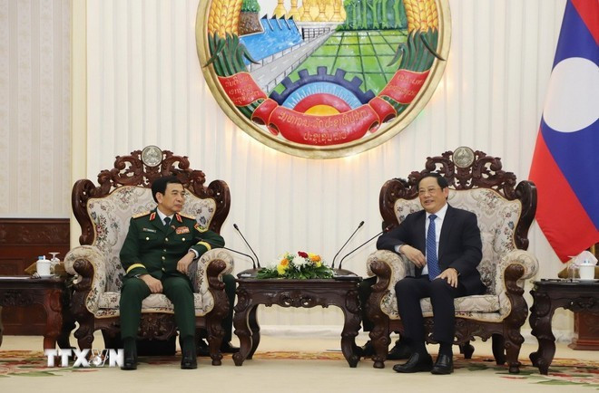 Le général Phan Van Giang, ministre de la Défense et Premier ministre lao Sonexay Siphandone (droite). Photo: VNA Le général Phan Van Giang, ministre de la Défense et Premier ministre lao Sonexay Siphandone (droite). Photo: VNA