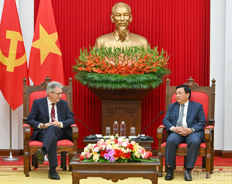 Avant cela, Nguyen Xuan Thang, membre du Bureau politique, président du Conseil central de théorie et directeur de l’Académie nationale de politique Ho Chi Minh, avait eu une rencontre de courtoisie avec la délégation du SPD. Photo: nhandan.vn 8.jpg
