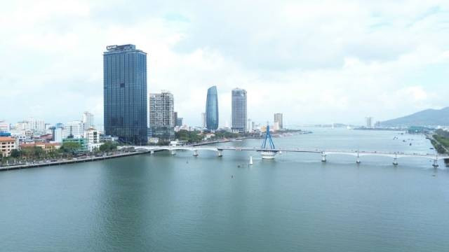 Da Nang bénéficie d'avantages économiques liés au tourisme, aux services et aux ports maritimes. Photo : nhandan.vn 3-37.jpg