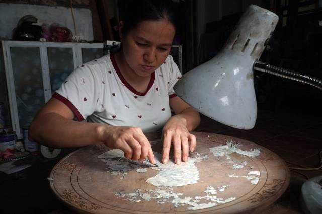 L’étape du ciselage, ultime touche pour sublimer les œuvres. Photo : laodong.vn 5-22.jpg